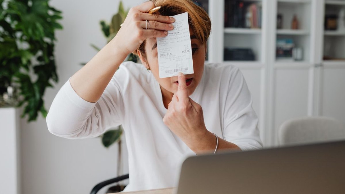 iDOC 유지보수 비용은 정확히 어디로 새는가? — 유지보수 비용을 줄이려면 먼저 항목별로 쪼개서 봐야 합니다. 제가 검토한 여러 견적·청구 구조를 정리하면 아래 다섯 갈래로 나뉩… · 사진: Businesswoman showing a receipt during a home office work session, high…